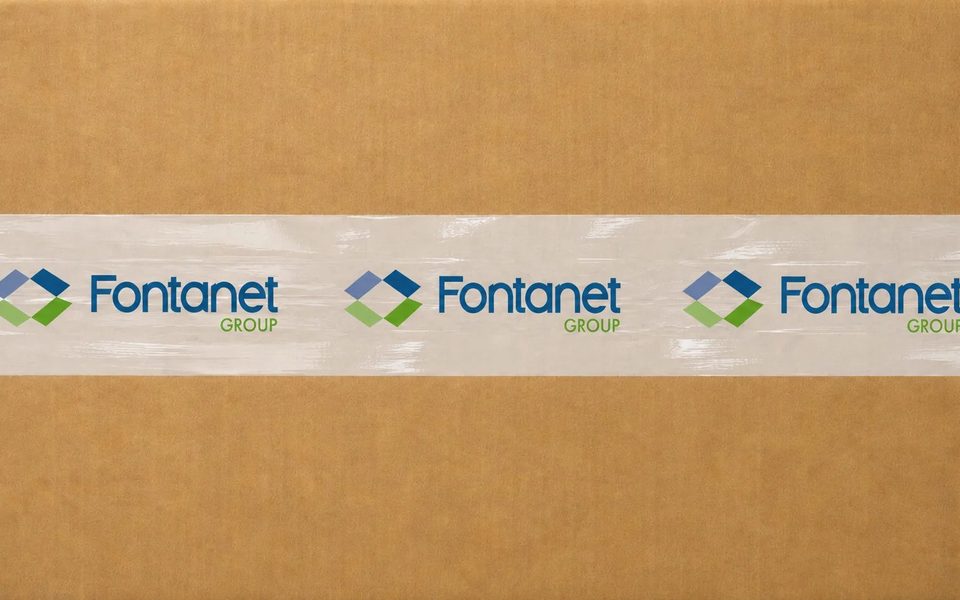 Caja de cartón cerrada con el precinto de Fontanet Group