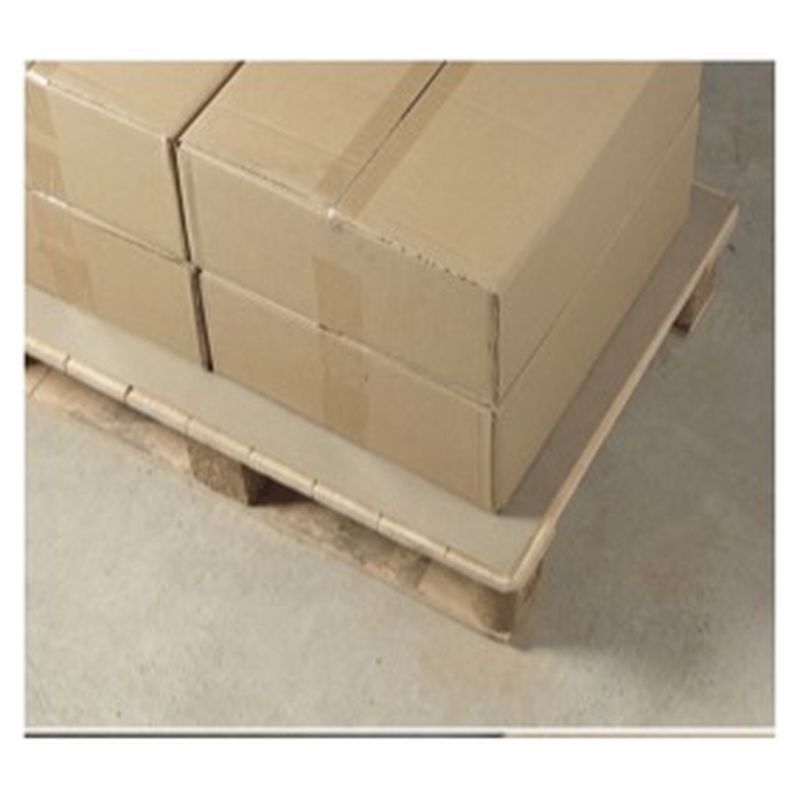 Cajas de cartón apiladas en un palé sobre una hoja de papel hidrocuero gris